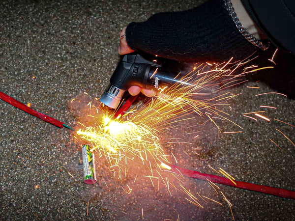 Accendino per fuochi d'artificio con fiamma blu a getto per Capodanno