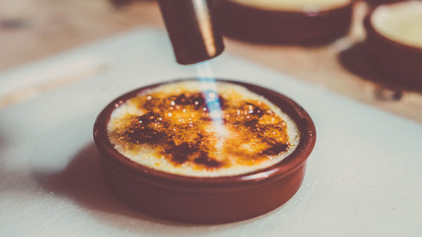 Cannello per crème brûlée caramella lo zucchero con una fiamma jet